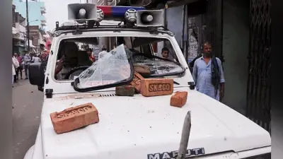 बाल गृह में बच्चों को बंदी बनाने पर हंगामा, इधर, पटना सिटी में अफवाह में तोड़फोड़, पुलिस का लाठीजार्च