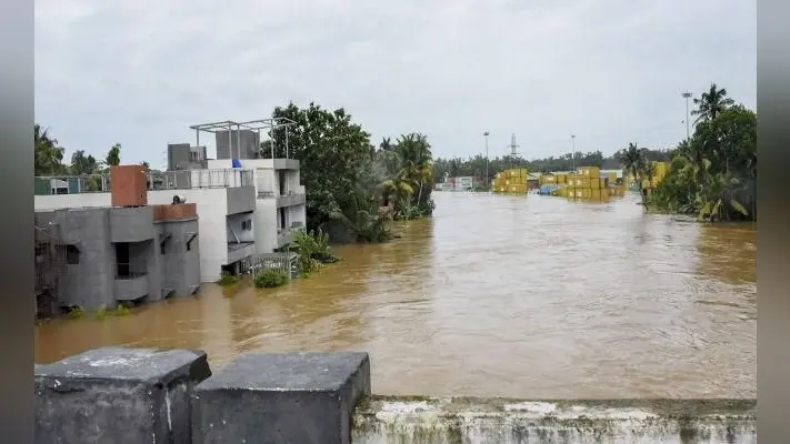 बाढ़ का पानी उतरने के बावजूद कम नहीं हुई हैं केरल की मुसीबतें