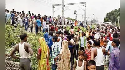 ट्रैक पर बैठकर ईयरफोन लगा सुन रहे थे गाना, ट्रेन से कटकर तीनों युवकों की मौत