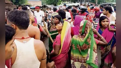 बेगूसराय : झोंपड़ियों पर चली जेसीबी बच्चे की मौत, रोड जाम