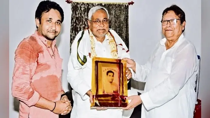 मधेपुरा : मुख्यमंत्री ने बीपी मंडल के गांव जाकर दी श्रद्धांजलि