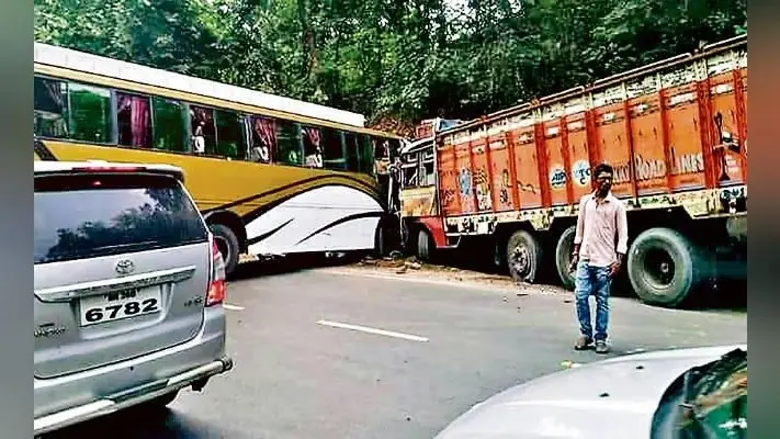 कोडरमा : रांची आ रही बस की ट्रक से टक्कर, दो दर्जन घायल, एक रिम्स रेफर