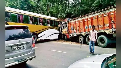 कोडरमा : रांची आ रही बस की ट्रक से टक्कर, दो दर्जन घायल, एक रिम्स रेफर