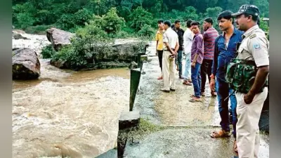 चट्टान पर खड़ा होकर खिंचवा रहा था फोटो, जोन्हा फॉल में बहा कोलकाता का युवक, एनडीआरएफ टीम आज करेगी तलाश