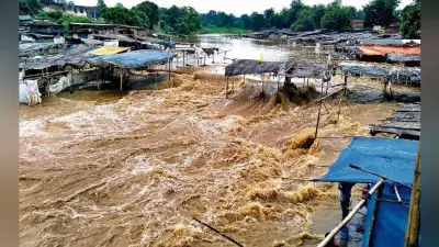 रजरप्पा में उफनाई भैरवी नदी, दो दर्जन दुकानें बहीं