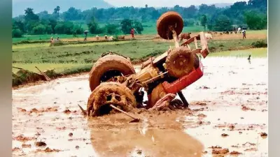 सोनाहातू : खेत जोतने के क्रम में ट्रैक्टर पलटा, चालक की दब कर मौत