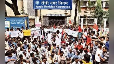 रांची : ई-रिक्शा चालकों ने नगर निगम कार्यालय घेरा रूट पास सिस्टम खत्म करने की मांग उठायी
