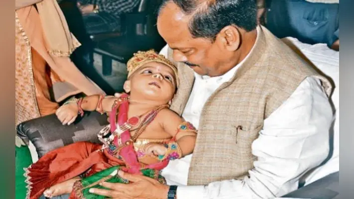 जमशेदपुर : ….जब सीएम रघुवर ने बाल कृष्ण को दुलारा