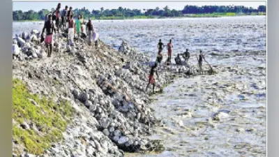 बारिश की वजह से कटाव ने लिया भयावह रूप, 400 परिवार प्रभावित बांध पर लिया शरण
