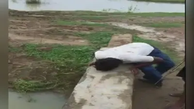 मोबाइल चोरी के आरोप में पहले पिटाई, फिर थूक चटावाया…पैर छूकर माफी मांगने के लिए किया मजबूर