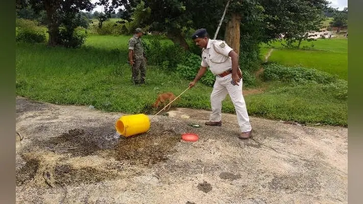 गुमला : खेत व पेड़ के नीचे बिक रही थी शराब, 3000 लीटर किया गया नष्ट