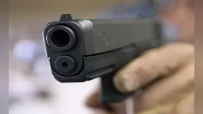 बेतिया के दुर्गाबाग में बाइक सवार दो अपराधियों ने युवक को मारी गोली, घटनास्थल के पास से पिस्तौल बरामद