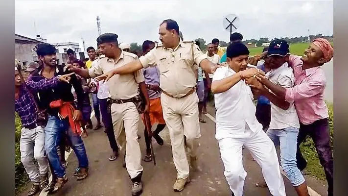 शेखपुरा : मरीज की मौत पर हंगामा, पुलिस सुरक्षा से खींच कर डॉक्टर व स्वास्थ्यकर्मी को पीटा
