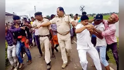 शेखपुरा : मरीज की मौत पर हंगामा, पुलिस सुरक्षा से खींच कर डॉक्टर व स्वास्थ्यकर्मी को पीटा