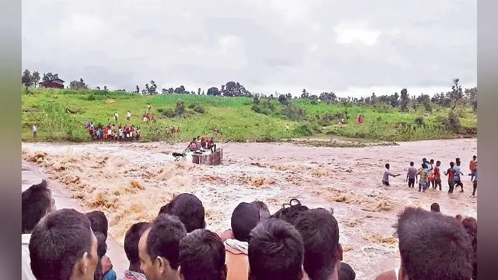 मनिका में वाहन समेत बहे चार यात्री, बचे