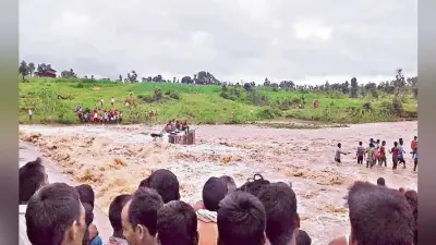मनिका में वाहन समेत बहे चार यात्री, बचे