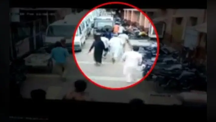 VIDEO : भीड़ ने पुलिस जीप पर किया हमला, उठा ले गये लड़की को, जानिए पूरा मामला