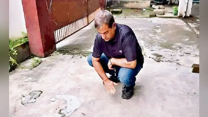 रांची : स्टेशन रोड के दशमेश अपार्टमेंट में तप रही जमीन,पानी डालते ही बन जाता है भाप, आज तोड़ा जायेगा फ्लोर