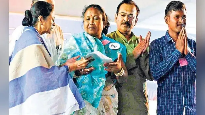 दार्जिलिंग : स्वप्ना बर्मन की मां को सौंपा 10 लाख का चेक