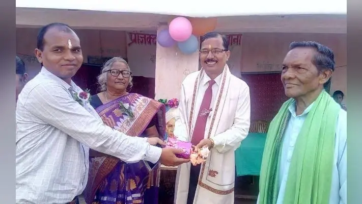 सिमडेगा : राज्य स्तरीय पुरस्कार पाने वाले शिक्षक स्मिथ कुमार सोनी को किया गया सम्मानित