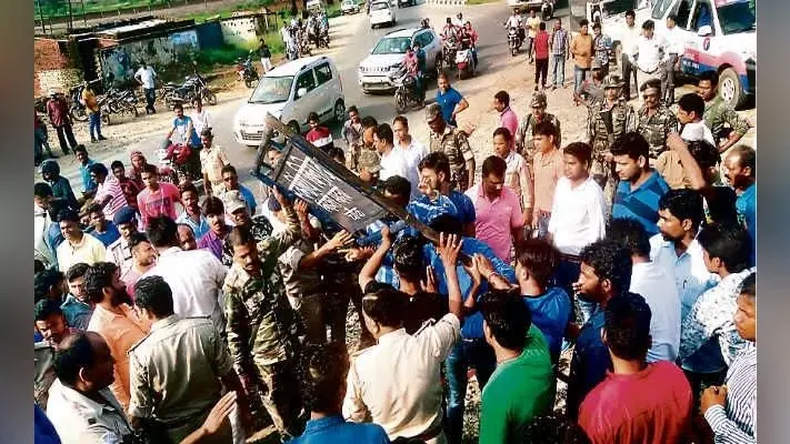 मेसरा : बोर्ड उखाड़े जाने पर दो गुटों के बीच विवाद, पत्थरबाजी, बाल-बाल बचे थाना प्रभारी, मामला हुआ शांत