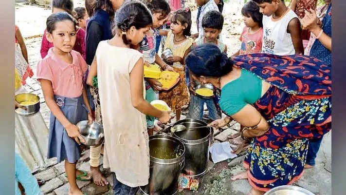 मिड-डे-मील का हाल, कहीं शौचालय के पास किचेन तो कहीं है ही नहीं