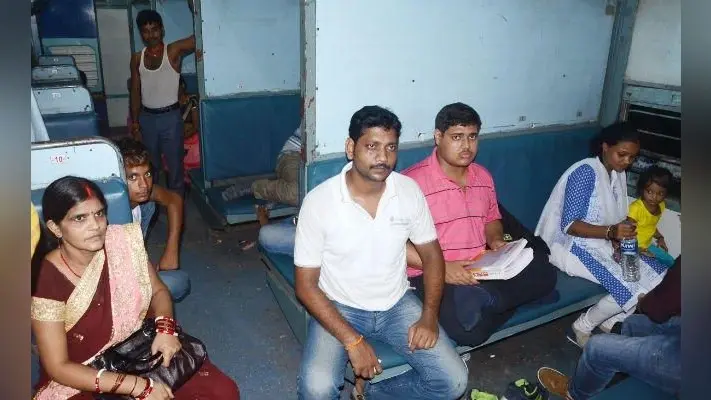 अंधेरे में कोहराम : कोसी एक्सप्रेस में डकैती, दर्जनभर यात्रियों को जख्मी कर 40 लोगों से मोबाइल, कैश व सामान लूटे