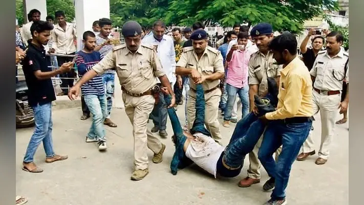 रोहतास मॉब लिंचिंग मामला : लुटेरे को भीड़ ने पीट कर मार डाला, मुख्य सचिव व डीजीपी को ��ोटिस