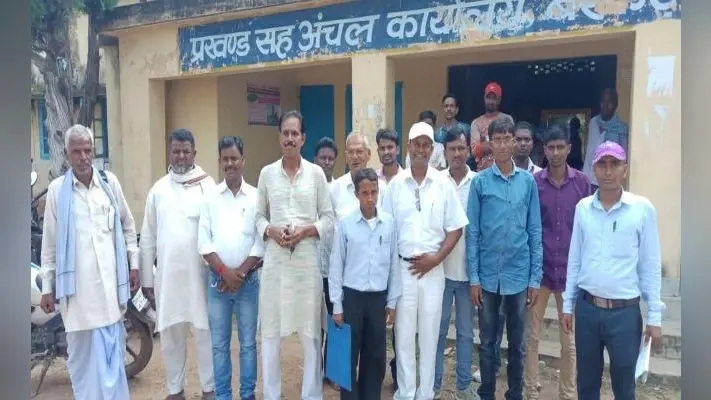 हजारीबाग : बरकट्ठा में ”प्रशासन आपके द्वार” का जनप्रतिनिधियों और ग्रामिणों ने किया विरोध, बताया खानापूर्ति