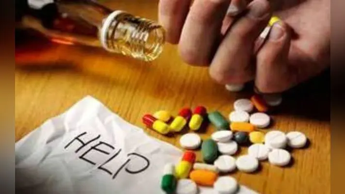 दुमका : स्कूल के सीनियर छात्र जूनियर को बना रहे थे नशे का आदी, ब्लैकमेल कर घर से मंगवाते थे रुपये