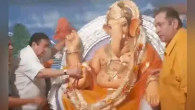 VIDEO: बप्पा की आरती करते हुए इमोशनल हुए रणधीर कपूर, RK स्टूडिया में फिर नहीं आयेंगे गणपति