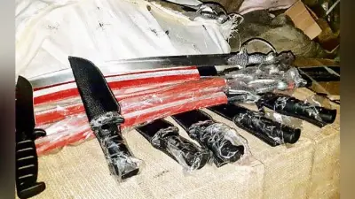 पटना : गोरिया टोली में तीन दुकानों में छापेमारी, तेज धार वाली 1000 तलवारें बरामद, तीन गिरफ्तार