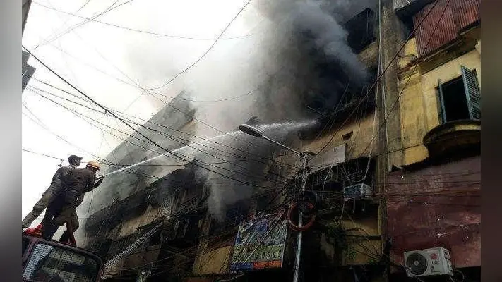 24 घंटे बाद भी धधक रहा बागड़ी मार्केट, 400 दुकानें खाक, आग बुझाने में 48 घंटे का समय लग सकता है
