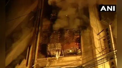 Kolkata : बागड़ी मार्केट में केमिकल की मौजूदगी और पानी की कमी ने बढ़ायी मुश्किलें, अब तक नहीं बुझी आग