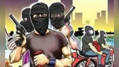 चार जगहों से साढ़े आठ लाख छीने