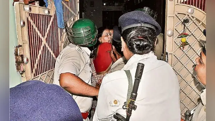 रांची : घर-घर घुसी पुलिस, इरगु टोली इलाका बना रणक्षेत्र, सड़क पर ईंट और पत्थर के लगे ढेर