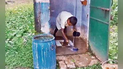 गुमला : स्कूल में बच्चों से कराये जाते हैं शौचालय साफ