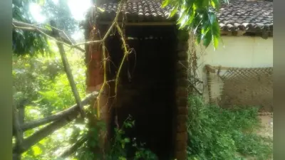 सिमडेगा : 60 से अधिक घरों में शौचालय निर्माण कार्य अधूरा, खुले में शौच करने को विवश ग्रामीण
