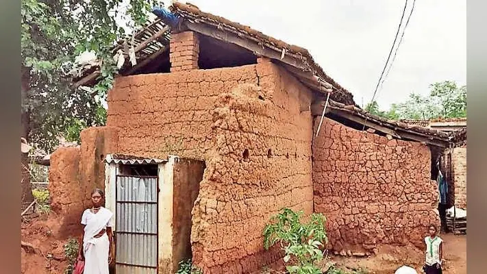 गुमला : लगान बकाये के कारण नीलाम हुई जमीन वापस मांग रहे हैं टाना भगत