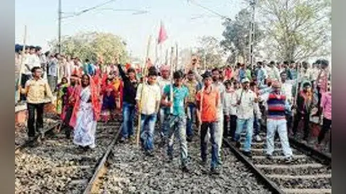 आदिवासियों के बंद के कारण सड़क, रेल सेवा प्रभावित