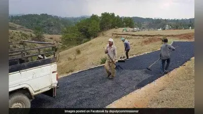 धीमी गति से चल रहा प्लास्टिक सड़क का काम, 65.99 लाख की है योजना