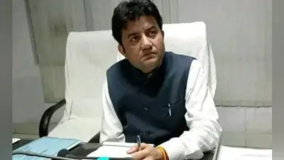 शाहजहांपुर के जिलाधिकारी की अनूठी पेशकश : अच्छा काम करनेवाले को एक दिन के लिए देंगे अपनी कुर्सी