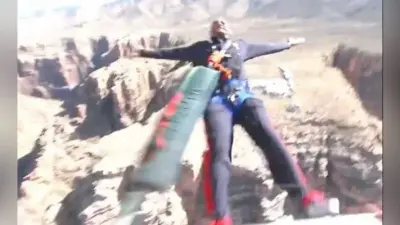 VIDEO: इस एक्टर ने अपने 50वें जन्मदिन पर लगा दी 1000 फीट की ऊंचाई से छलांग…