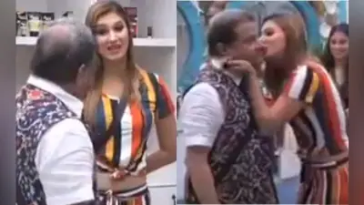 Bigg Boss 12: जसलीन ने सबके सामने अनूप जलोटा को किया KISS, हैरान रह गये घरवाले, VIDEO