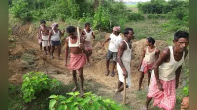 आसमानी मजबूरी, जनप्रतिनिधि की अनसुनी को नहीं बनने दी बाधा, खोद रहे डेढ़ किमी नाला