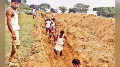 सुखाड़ से बचने के लिए श्रमदान कर नाला खोद रहे देवघर के किसान