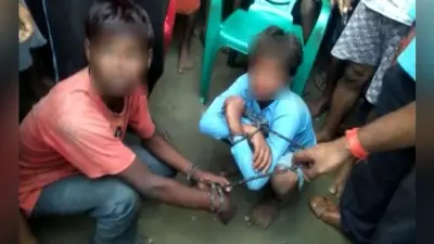चोरी के आरोप में बच्चों को रस्सी में बांध कर पीटा