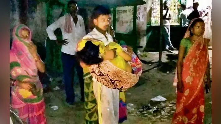 मधेपुरा : पत्नी का शव गोद में लेकर भटकता रहा, नहीं मिला वाहन