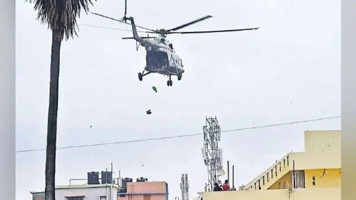 दो हेलिकॉप्टरों से 6,270 फूड पैकेट लोगों को बांटे गये, 12 हजार लोगों को किया गया रेस्क्यू