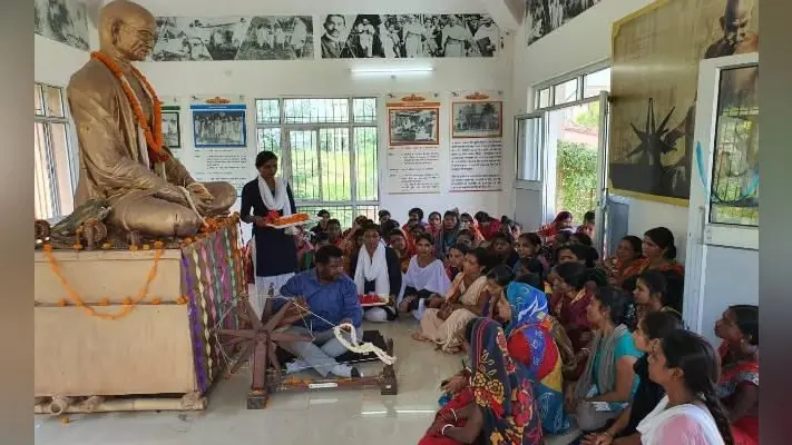 गांधी जयंती पर आमदा खादी पार्क में विधायक दशरथ गागराई ने दी बापू श्रद्धांजलि